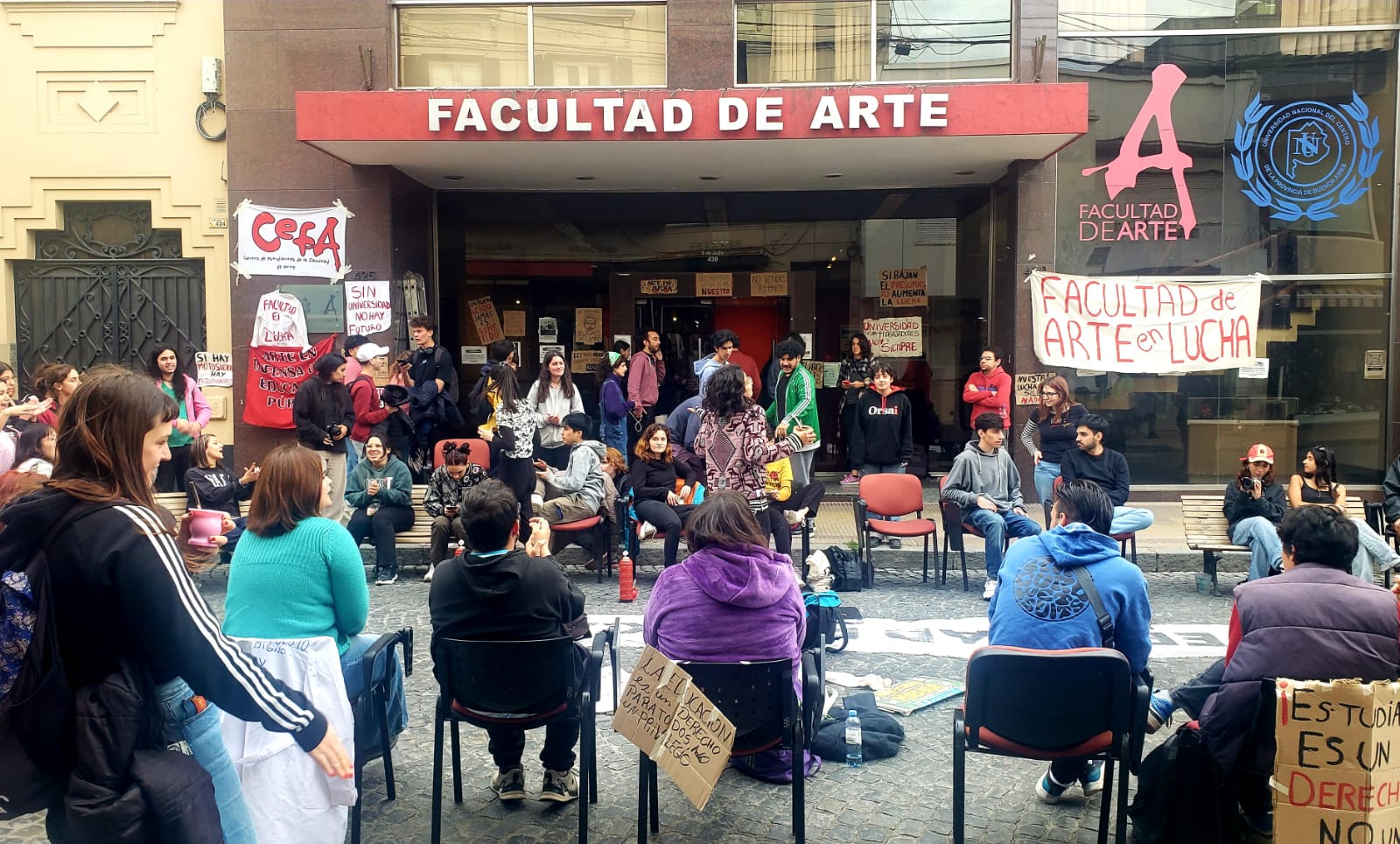 Los estudiantes de la Facultad de Arte cortaron la calle 9 de julio al 400.