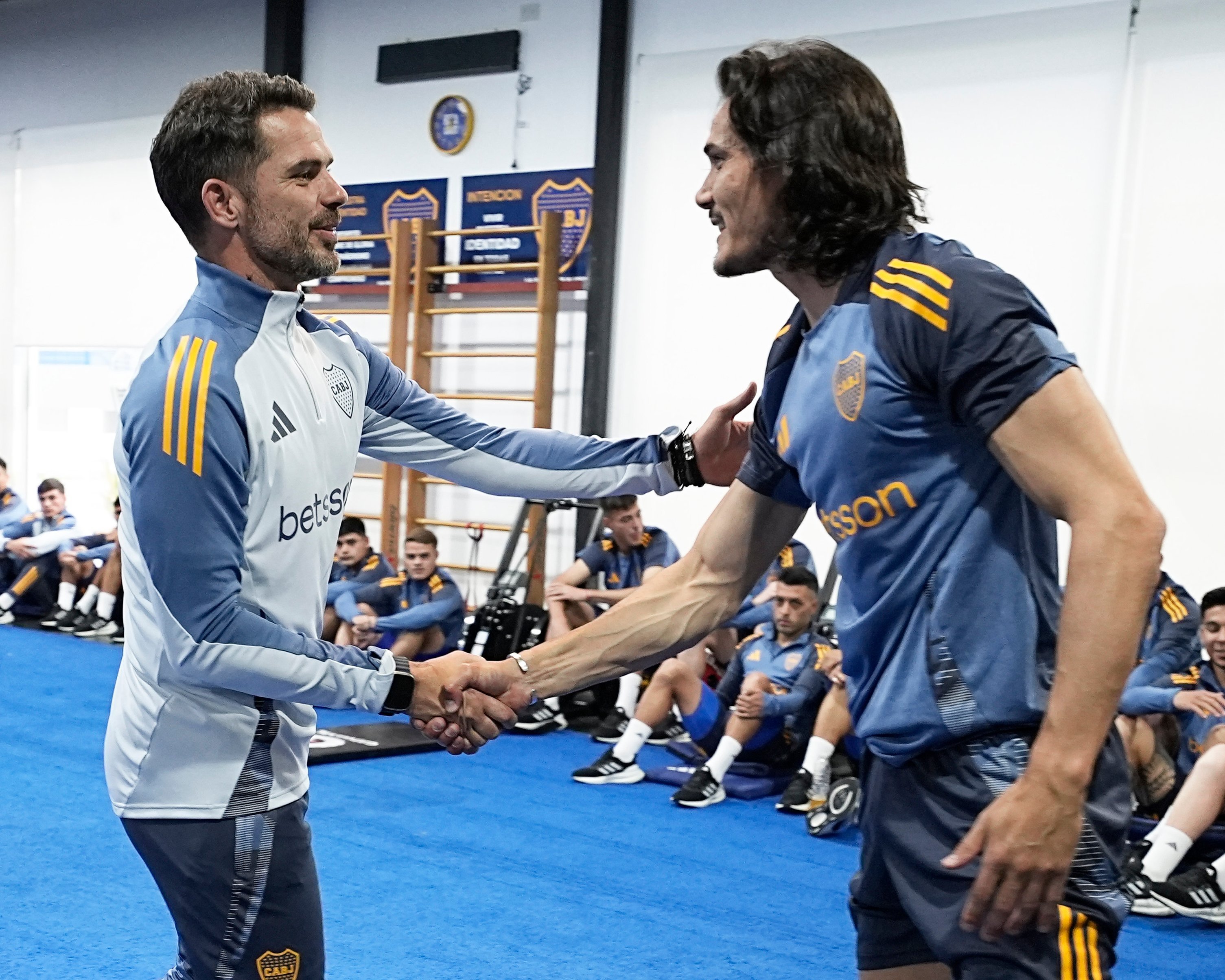 Gago saluda a Cavani en el primer contacto con el plantel.