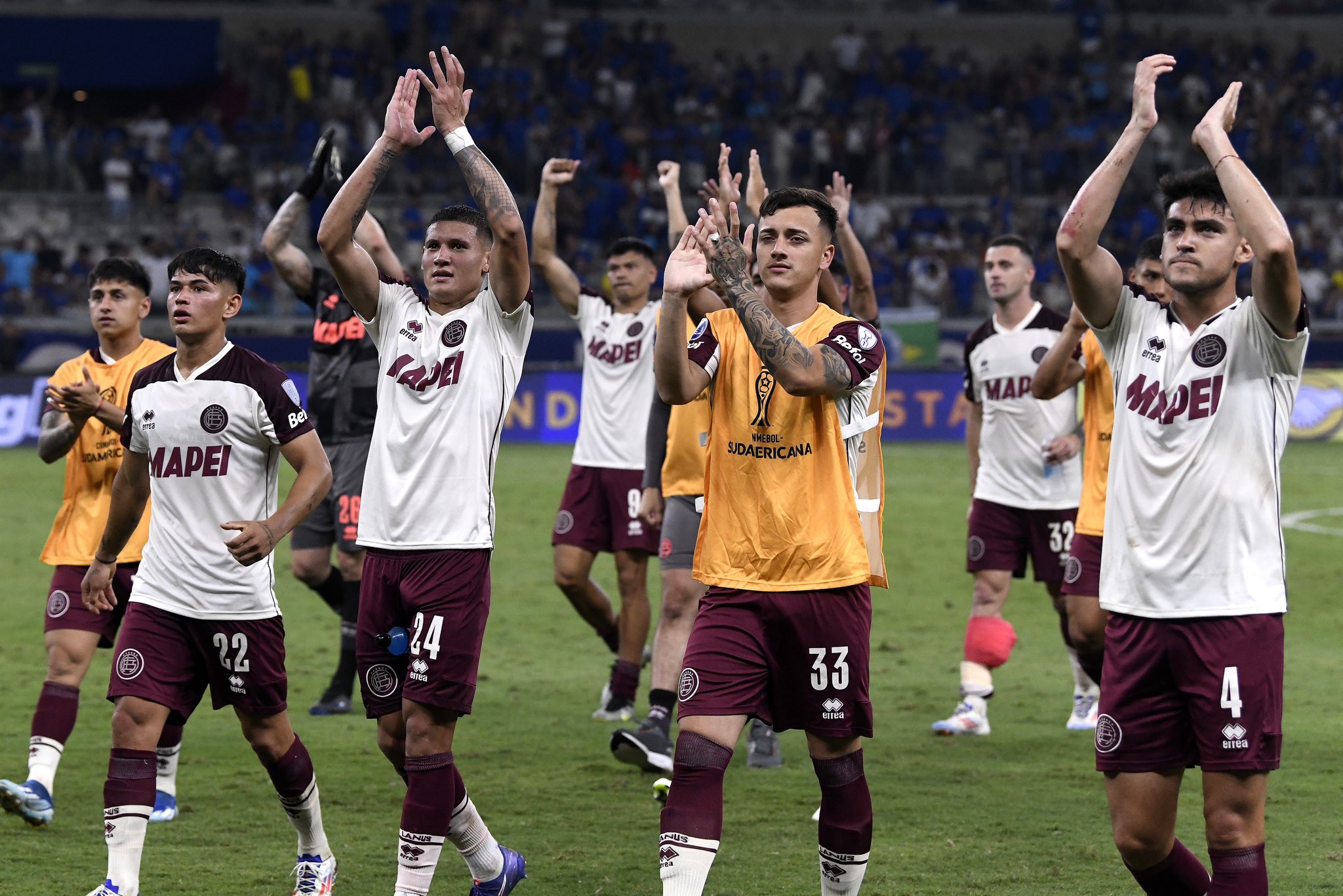 Los jugadores de Lanús en el final, satisfechos por el resultado.