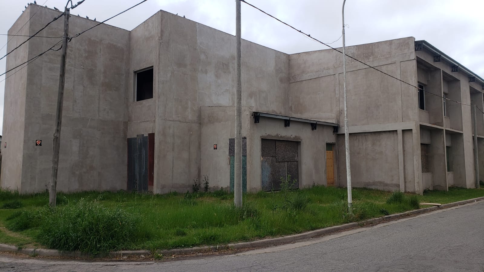 El estado actual del nuevo edificio de la Técnica 3 en Italia y Liniers.