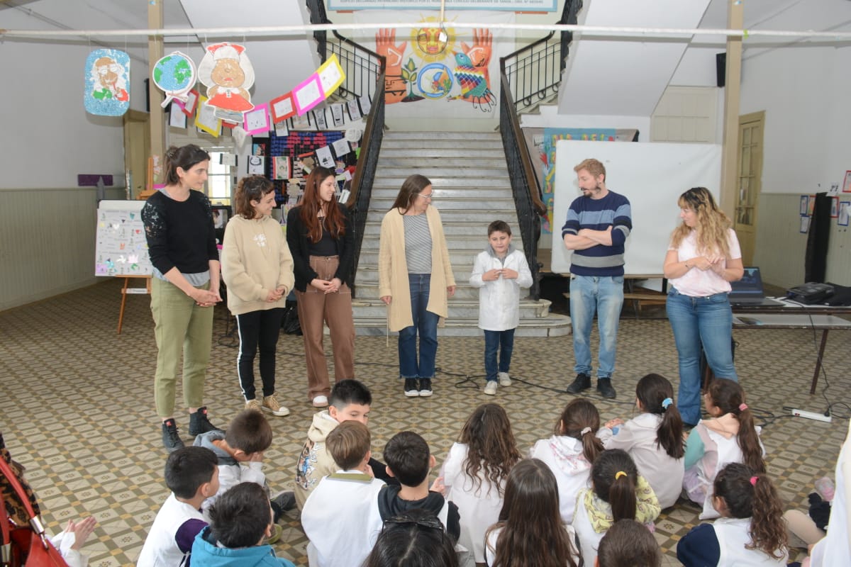 El jueves se presentó en la Escuela Nro. 1 el libro escrito por los chicos de La Movediza 2.