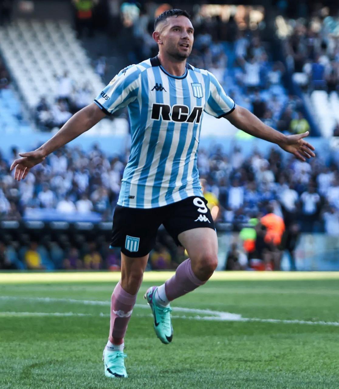 Adrián Martínez, importante en el ataque de Racing.