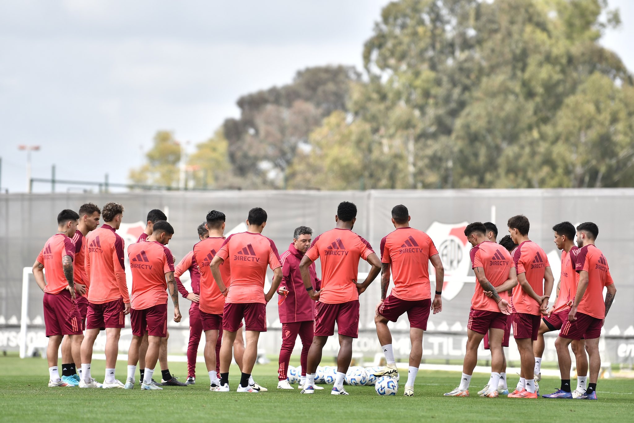 Gallardo con el plantel, en la práctica de River.