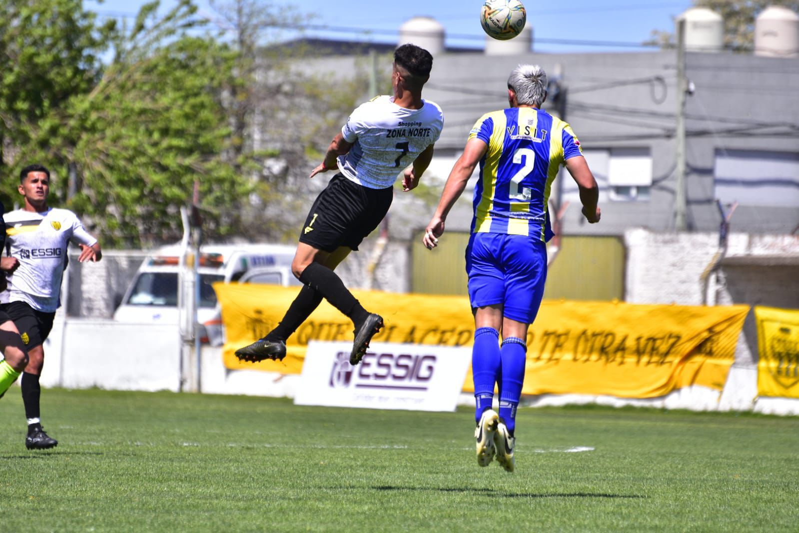 FOTO @FOTOSPORTS Dezi y Pieres buscan imponerse en el juego aéreo.