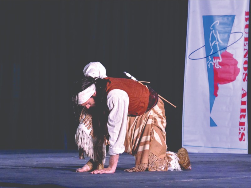 En la ciudad, Migón es profesor del área de malambo en la Peña Quebracho Ballet