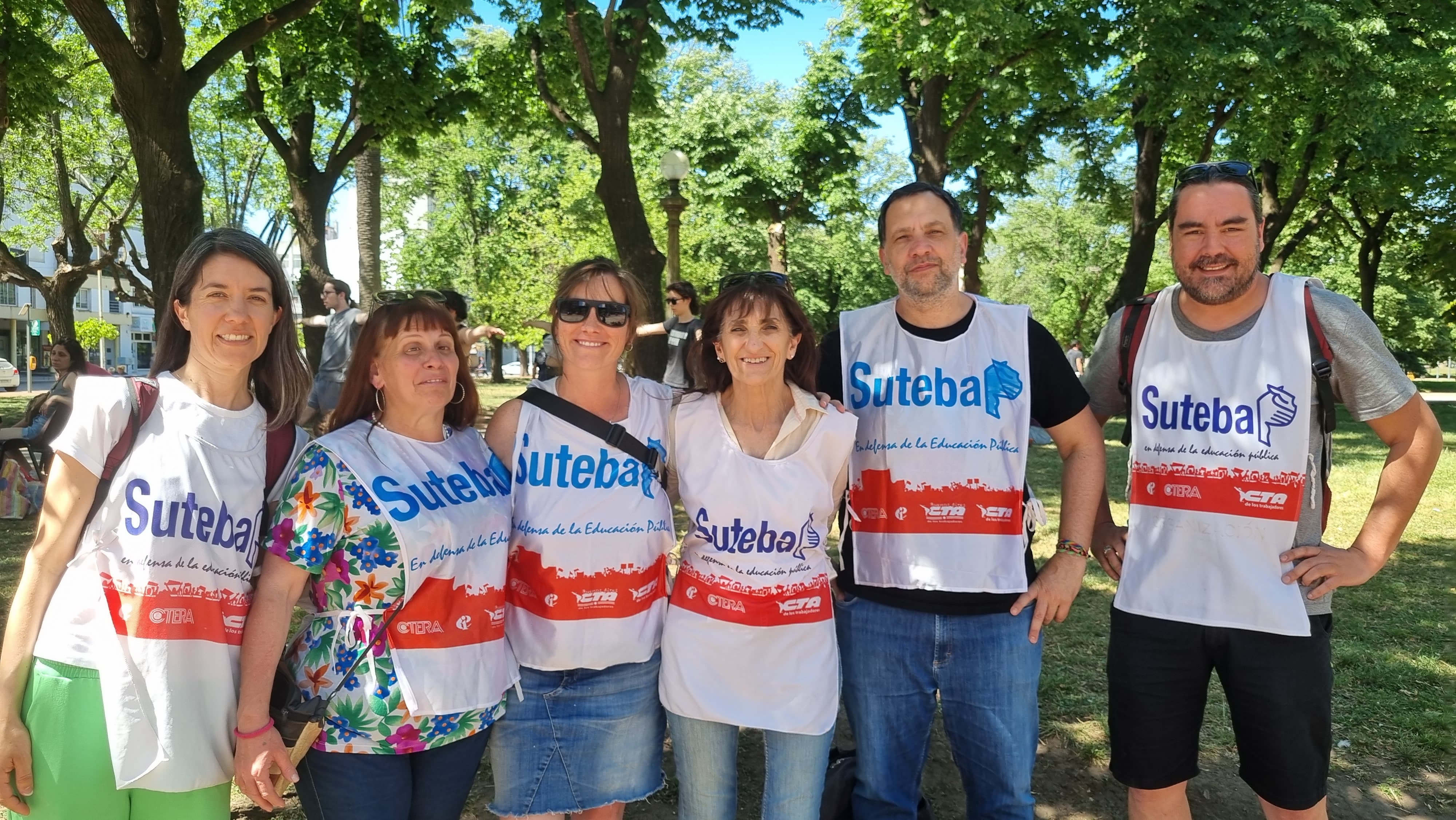 Representantes de Suteba esta tarde, en la Plaza Independencia.