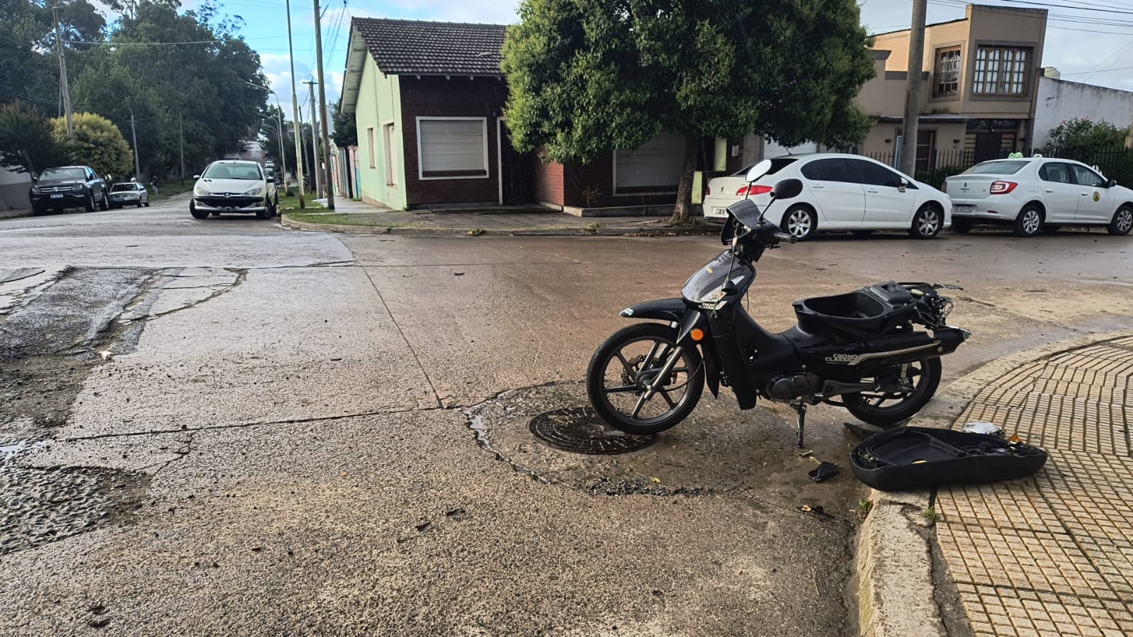 Un joven fue hospitalizado tras un choque entre un auto y una moto