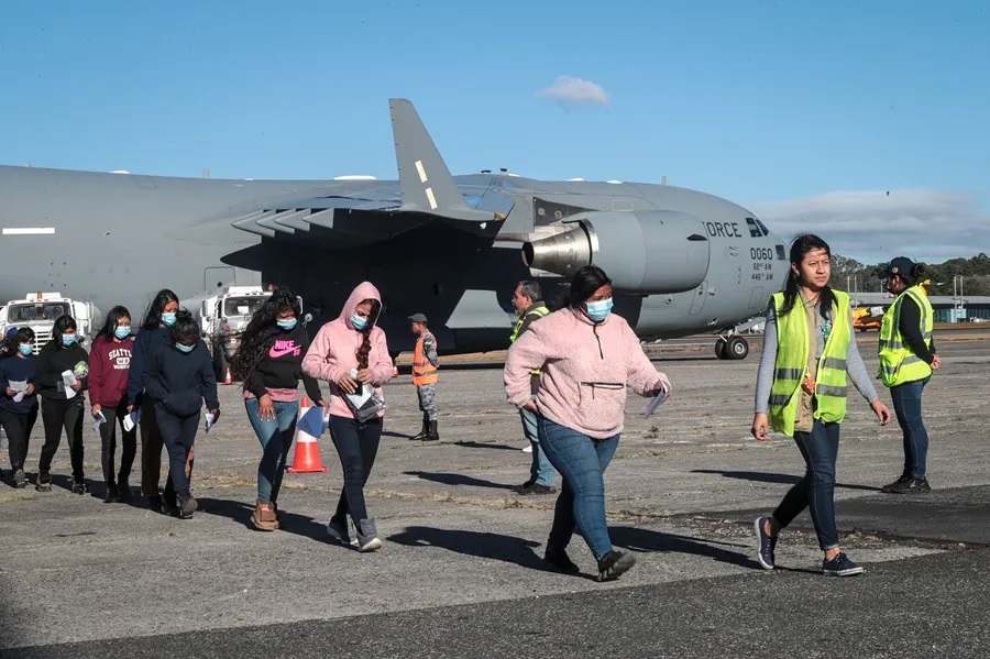 Migrantes guatemaltecos deportados descendieron en la Base Aérea de Guatemala.