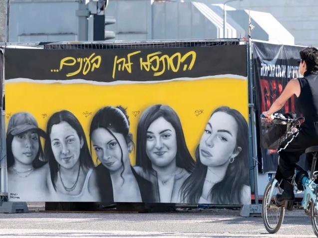 Graffiti de las rehenes Liri Albag, Karina Ariev, Agam Berger, Daniella Gilboa, y Naama Levy en una plaza en Tel Aviv, Israel.