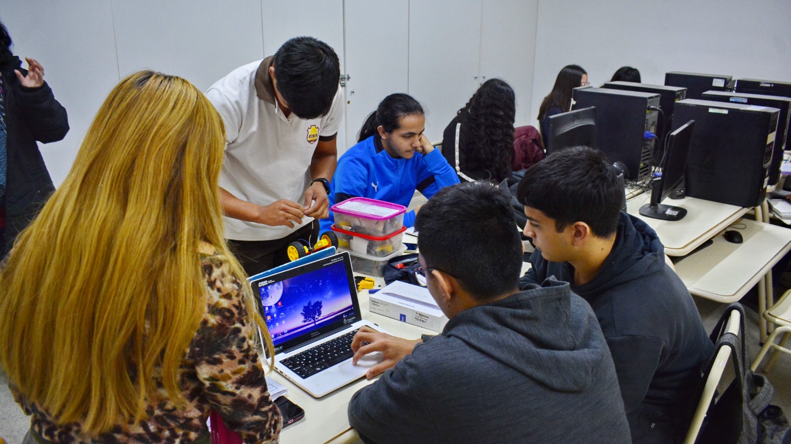 Buscarán incluir por ley el abordaje de la <b>inteligencia artificial</b> en las escuelas secundarias thumbnail