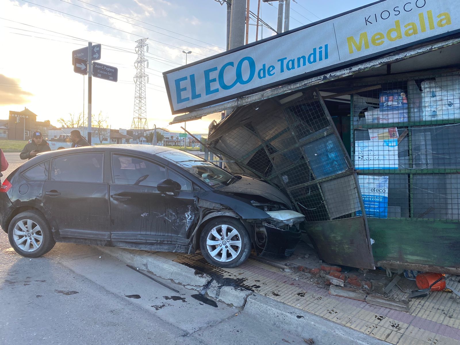 Fuerte choque en Falucho: un auto terminó incrustado en un puesto de diarios - El Eco de Tandil thumbnail
