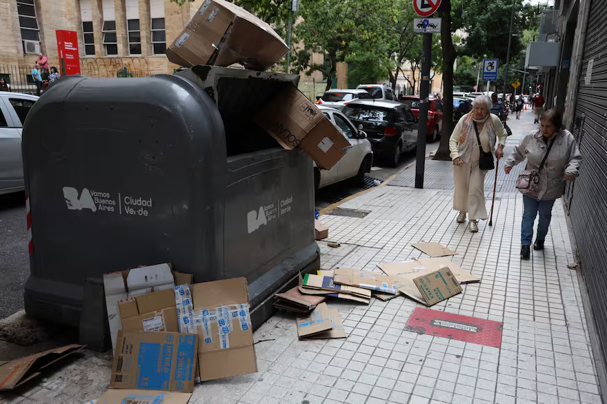 En CABA sancionarán a quienes revuelvan la basura en los contenedores