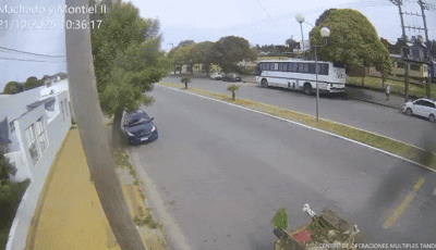 Atropelló a un agente, cruzó en contramano y chocó contra un Jardín de Infantes: el video de las cámaras
