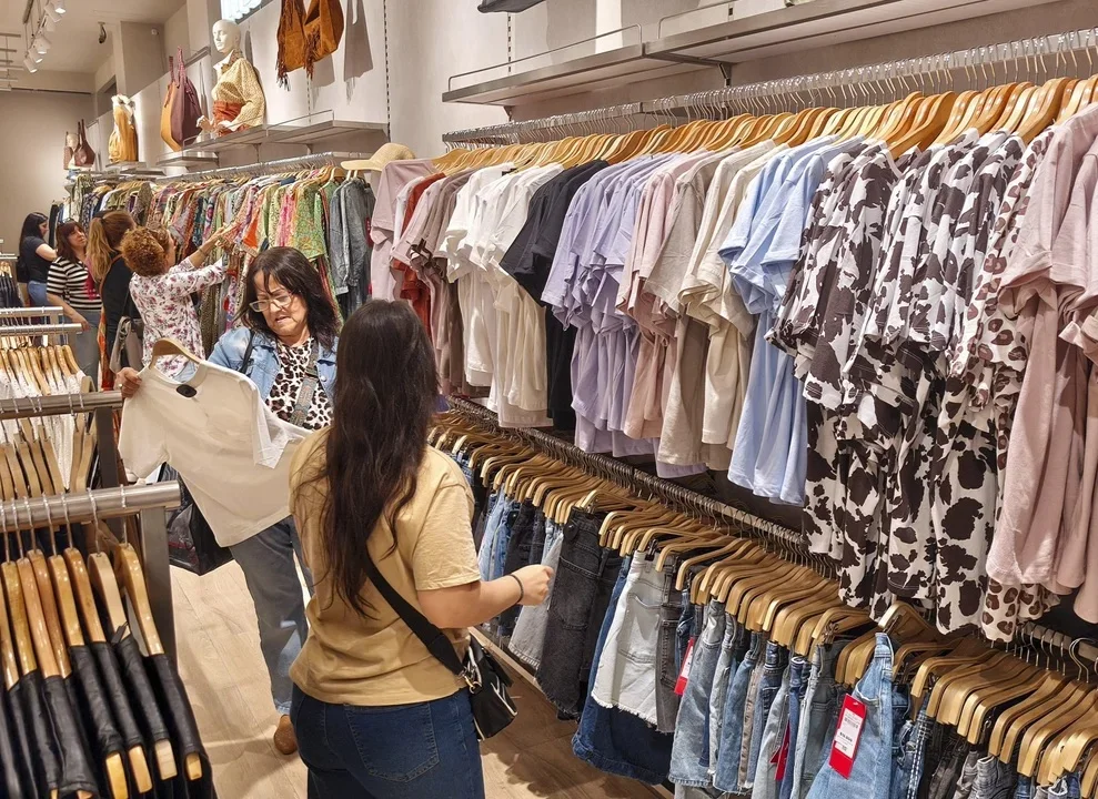 Argentines Increasingly Use Credit Cards for Basic Expenses as Retail Sales Fall - News Directory 3